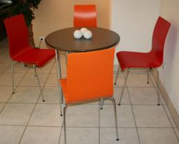 vierfuss_stuehl_rot_orange_tisch_edelstahl_chrom_gestell_3.jpg