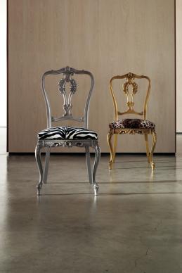 verschnoerkelte_designerstuehle_vergoldet_silber_sitzpolster_vierfu