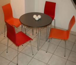 vierfuss_stuehl_rot_orange_tisch_edelstahl_chrom_gestell_1.jpg