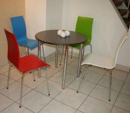 vierfuss_stuehl_rot_blau_weiss_gruen_tisch_edelstahl_chrom_gestell_2.jpg