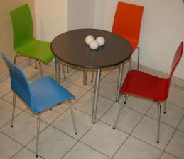 vierfuss_stuehl_rot_blau_gruen_orange_tisch_edelstahl_chrom_gestell_1.jpg