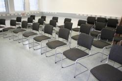 saal_saalbestuhlung_bestuhlung_hoersaal_universitaet_uni_gepolstert_freischwingerarmlehnen_stapelbar_7.jpg