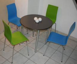 vierfuss_stuehl_blau_gruen_tisch_edelstahl_chrom_gestell_1.jpg