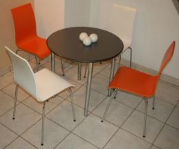 vierfuss_stuehl_weiss_orange_tisch_edelstahl_chrom_gestell_1.jpg