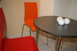 vierfuss_stuehl_rot_orange_tisch_edelstahl_chrom_gestell_4.jpg
