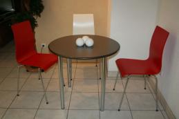 vierfuss_stuehl_rot_weiss_tisch_edelstahl_chrom_gestell_3.jpg
