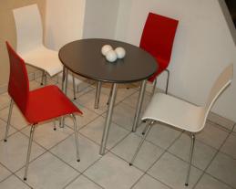 vierfuss_stuehl_rot_weiss_tisch_edelstahl_chrom_gestell_1.jpg