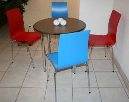 vierfuss_stuehl_rot_blau_tisch_edelstahl_chrom_gestell_3.jpg