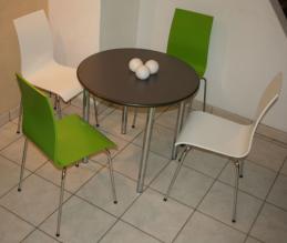 vierfuss_stuehl_weiss_gruen_tisch_edelstahl_chrom_gestell_1.jpg