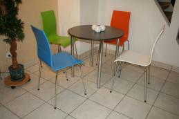vierfuss_stuehl_orange_blau_weiss_gruen_tisch_edelstahl_chrom_gestell_1.jpg