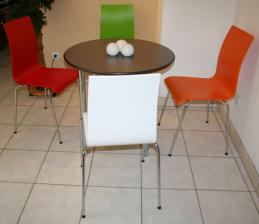 vierfuss_stuehl_rot_gruen_weiss_orange_tisch_edelstahl_chrom_gestell_1.jpg