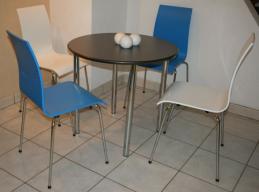 vierfuss_stuehl_weiss_blau_tisch_edelstahl_chrom_gestell_2.jpg