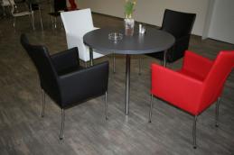 kantine_bistro_loungeeinrichtung_loungeelemente_lederstuehle_schwarz_weiss_rot_hydrokulturen_7.jpg