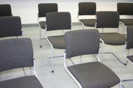 saal_saalbestuhlung_bestuhlung_hoersaal_universitaet_uni_gepolstert_freischwingerarmlehnen_stapelbar_3.jpg