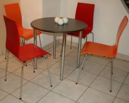 vierfuss_stuehl_rot_orange_tisch_edelstahl_chrom_gestell_2.jpg