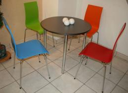 vierfuss_stuehl_rot_blau_gruen_orange_tisch_edelstahl_chrom_gestell_2.jpg