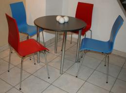 vierfuss_stuehl_rot_blau_tisch_edelstahl_chrom_gestell_2.jpg