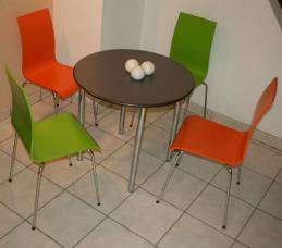 vierfuss_stuehl_gruen_orange_tisch_edelstahl_chrom_gestell_3.jpg