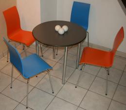 vierfuss_stuehl_blau_orange_tisch_edelstahl_chrom_gestell_1.jpg