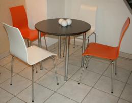 vierfuss_stuehl_weiss_orange_tisch_edelstahl_chrom_gestell_2.jpg