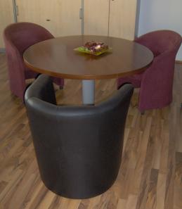 besuchertisch_wartebereich_besuchersessel_rot_schwarz_2.jpg