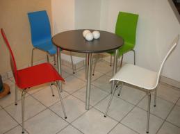vierfuss_stuehl_rot_blau_weiss_gruen_tisch_edelstahl_chrom_gestell_3.jpg
