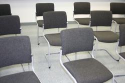 saal_saalbestuhlung_bestuhlung_hoersaal_universitaet_uni_gepolstert_freischwingerarmlehnen_stapelbar_3.jpg