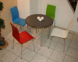 vierfuss_stuehl_rot_blau_weiss_gruen_tisch_edelstahl_chrom_gestell_1.jpg