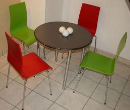 vierfuss_stuehl_rot_gruen_tisch_edelstahl_chrom_gestell_1.jpg