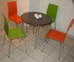 vierfuss_stuehl_gruen_orange_tisch_edelstahl_chrom_gestell_2.jpg
